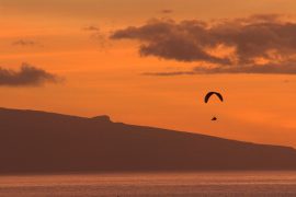Paragliden tijdens zonsondergang